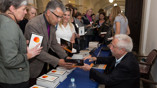 carl-djerassi-buechertisch uniinnsbruck