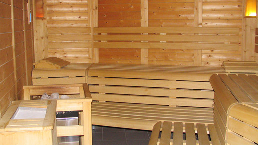 Foto: Beispielbild einer Sauna mit Holzbänken 