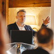 AVIE Geschäftsführer Steen Sinast bei seinem Vortrag beim AVIE Systempartnerforum 2025