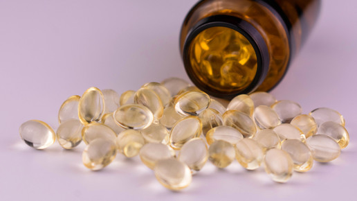 Glas mit Vitamin-D-Kapseln ausgekippt.