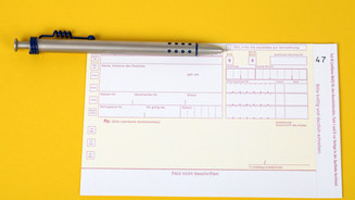 Foto: Ein BtM-Rezept auf gelbem Untergrund