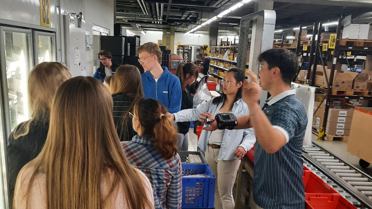 Studierende-besuchen-Gro-handel-und-Apotheke