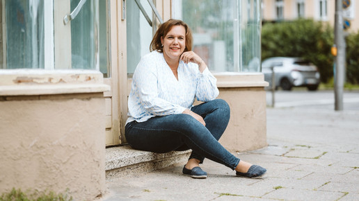 Foto: Die ehemalige PKA Stefanie Lehmann sitzend vor einem Gebäude