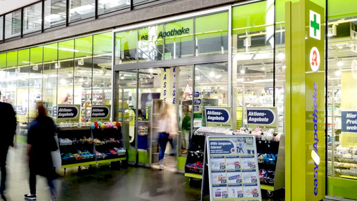 Die Easy-Apotheke im Freiburger Hauptbahnhof von außen. Mehr dazu im Artikel.
