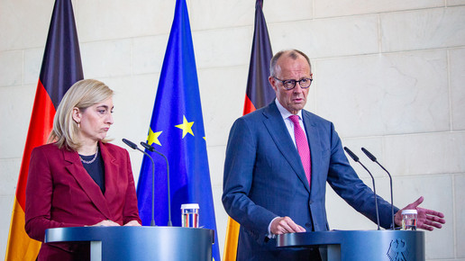 Nina Warken und Friedrich Merz beim Pressestatement