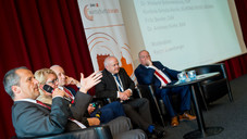 Vor Apothekern: Hier erklärt sich Hennrich