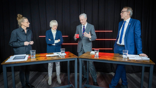 Nadine Tröbitscher mit Thomas Müller (BMG), Dr. Sabine Richard (AOK), Thomas Preis (Abda) beim Talk