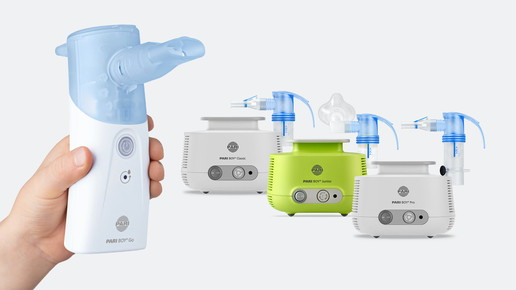 Die Grafik zeigt vier Inhalationsgeräte der PARI BOY® Familie. Links wird der handliche PARI BOY® Go in einer Hand gehalten. Rechts sind die Modelle PARI BOY® Classic, PARI BOY® Junior und PARI BOY® Pro mit Verneblern dargestellt.