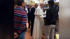 Papst im Sanitätshaus