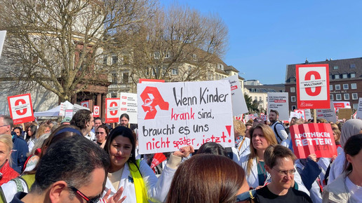 Schilder beim Protest in Düsseldorf