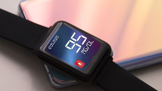 Eine Smartwatch leigt auf dem Tisch und zeigt ein Ergebnis der Blutzuckermessung.