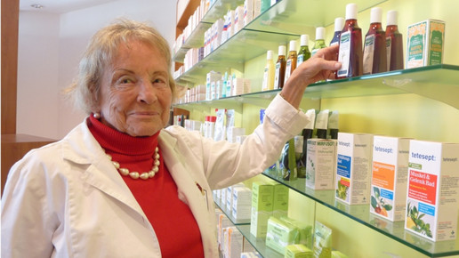80-Jährige eröffnet Apotheke