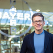 Bayer-Chef Bill Anderson vor dem Konzernlogo
