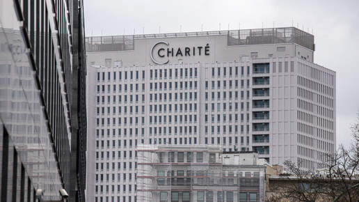 Foto: Logo der Charité Berlin an Hausfassade