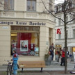 Koenigin-Louise-Apotheke 3 Koenigin Louise-Apotheke Stolperfalle vor der Apotheke