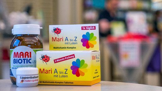 Lippenbalsam und Vitamintabletten der Eigenmarke Marien-Apotheke