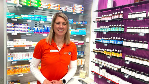 Foto: Dr. Simone Landwehr am Handverkaufstisch in ihrer Apotheke.