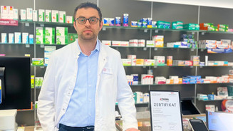 Kaniwar Mohamed mit seinem Athina Zertifikat in der Apotheke