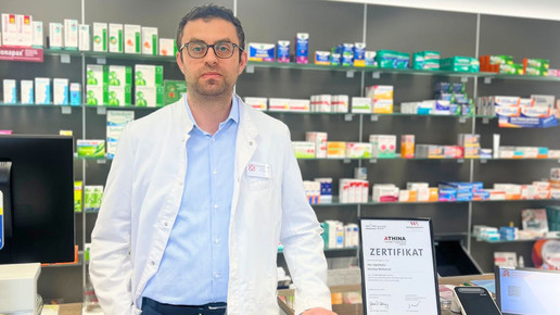 Kaniwar Mohamed mit seinem Athina Zertifikat in der Apotheke