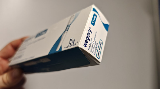 Foto: Eine Person hält eine Schachtel „Wegovy 1,7mg“ in die Kamera.