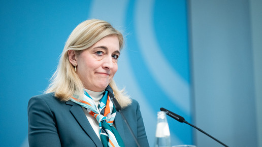 Nina Warken am Podium