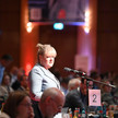 Claudia Korf von der Abda am Mikrofon im Saal des DAT
