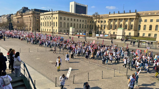 Protestzug in Berlin am BMG