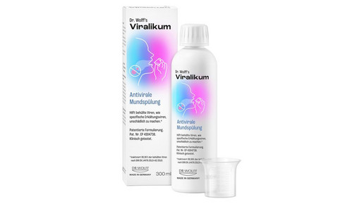 Produktabbildung von Dr. Wolff’s Viralkum, antivirale Mundspülung. Eine Flasche, Faltschachtel und Messbecher stehen vor weißem Hintergrund. Die Verpackung zeigt eine farbige Illustration mit einer Mundspülung.