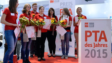 Ein Scheck für die PTA des Jahres