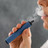Symbolbild: Frau raucht Einweg Vape.