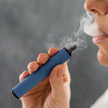 Symbolbild: Frau raucht Einweg Vape.