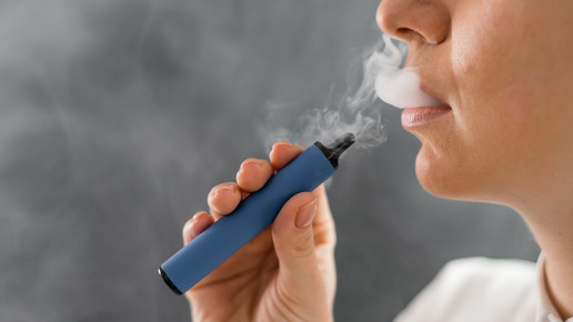 Symbolbild: Frau raucht Einweg Vape.