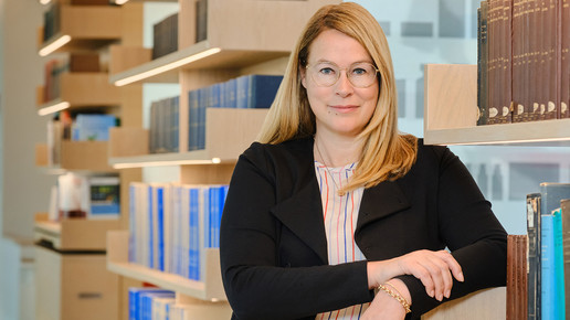 Franzsika Erdle vor einem Bücherregal