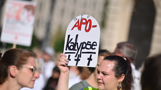 Foto: Apothekenprotest in Hessen mit hochgehaltenem „APO-Kalypse“-Schild