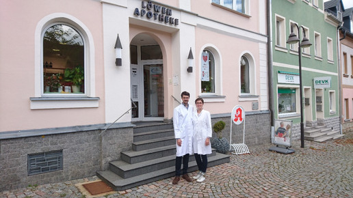 Andreas und Annekatrin Schädlich vor der Löwenapotheke in Schneeberg