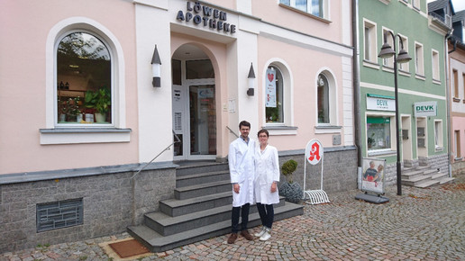 Andreas und Annekatrin Schädlich vor der Löwenapotheke in Schneeberg