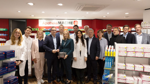 Gruppenfoto: Bundesgesundheitsministerin Nina Warken (CDU), Landtagsabgeordneter Andreas Deuschle (CDU), Bundestagsabgeordneter Dr. David Preisendanz (CDU) sowie Mitarbeiter der Apotheke in der Apotheke Mache in Esslingen. 