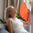 Menopause: Fezolinetant soll Hormone ersetzen
