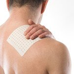 Wärmepflaster klebt auf Schulter