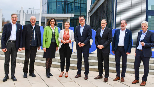Bayerns Gesundheitsministerin Judith Gerlach (4. von links) mit (von links) Miesbachs Landrat Olaf von Löwis of Menar, Alexander Radwan, MdB, Landtagspräsidentin Ilse Aigner, MdL, Thomas Weigold, Country President Sandoz in Deutschland, Matthias Weber, CFO Sandoz in Deutschland, Holzkirchens Bürgermeister Christoph Schmid und Wolfgang Späth, Head Corporate Affairs Sandoz in Deutschland.