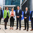 Bayerns Gesundheitsministerin Judith Gerlach (4. von links) mit (von links) Miesbachs Landrat Olaf von Löwis of Menar, Alexander Radwan, MdB, Landtagspräsidentin Ilse Aigner, MdL, Thomas Weigold, Country President Sandoz in Deutschland, Matthias Weber, CFO Sandoz in Deutschland, Holzkirchens Bürgermeister Christoph Schmid und Wolfgang Späth, Head Corporate Affairs Sandoz in Deutschland.