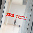 Foto: Tür mit Aufdruck „SPD Fraktion im Bundestag