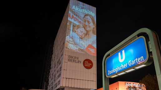 Projektion an Hauswand am Zoologischen Garten: Noweda-Kampagne in Berlin zu "Apotheken stärken. Jetzt."