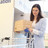 Frau entnimmt dm-med-Paket aus der dm-Abholstation