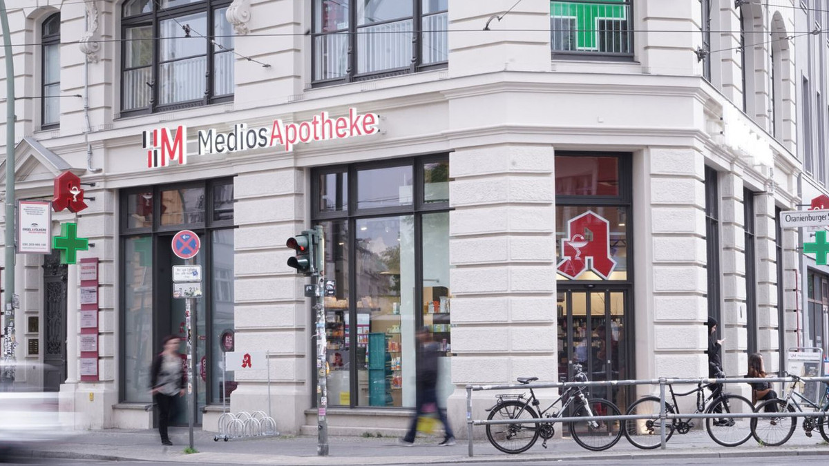 Scheiben-eingeschlagen-Apotheke-zwei-Tage-geschlossen