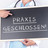 Symbolbild: Person im kittel hät Schild mit der Aufschrift „Praxis geschlossen“