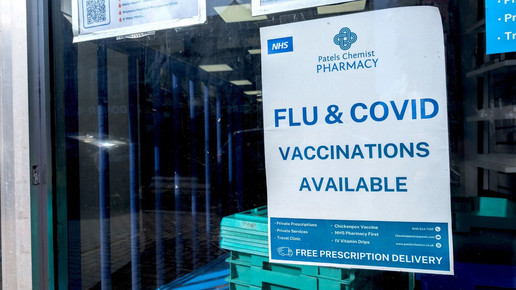 Aushang in einer englischen Apotheke, auf dem unter anderem auf Impfen und das Pharmacy-First-Programm hingewiesen wird