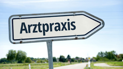Symbolbild – Wegweiser, auf dem "Arztpraxis" steht