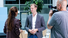 Foto: CDU-Politiker Hendrik Streeck während eines Interviews. 