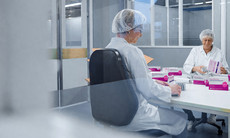 Ein Blick in die Herstellung mit zwei Angestellten.